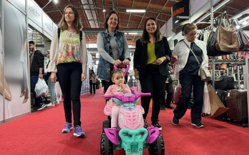 Famílias aproveitam pavilhões para passear com crianças | abc+