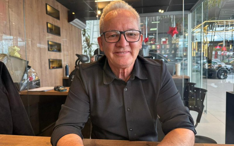 Vendedor de uma revenda de carros próximo ao viaduto, Sergio dos Santos