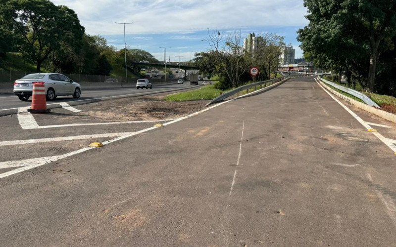 Mova alça de acesso junto a BR-116, para quem vem sentido Capital-interior