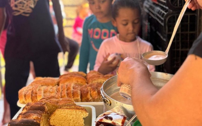Cozinha Arcanjo São Miguel, que fornece almoços e lanches, é uma das prejudicadas pela falta de repasse