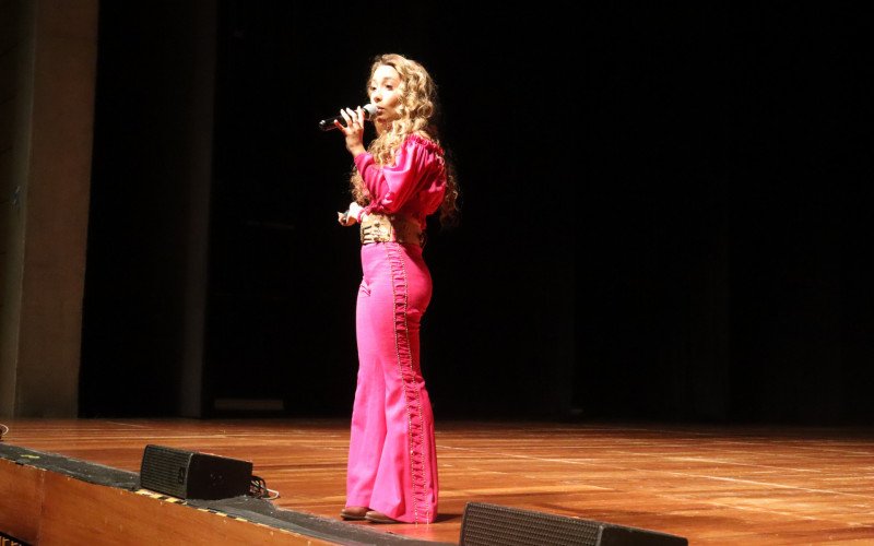 Luiza Barbosa palestra e canta para alunos da região em evento promovido pela ACI no Teatro Feevale | abc+