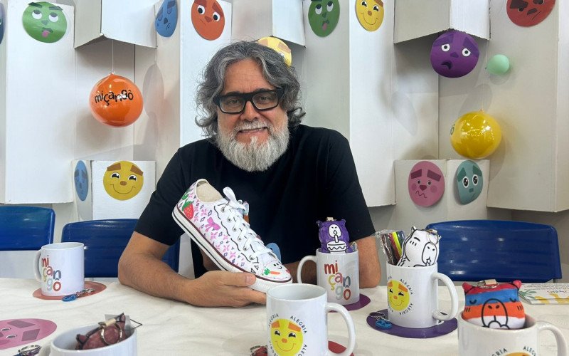 Christian Thomas, no estande da Miçangô da Loucura por Sapatos, explica sobre o projeto feito com as crianças da comunidade Steigleder