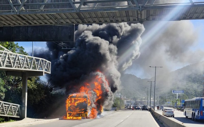 VÍDEO: Motociclista gaúcho morre após ficar preso embaixo de ônibus em chamas em Santa Catarina
