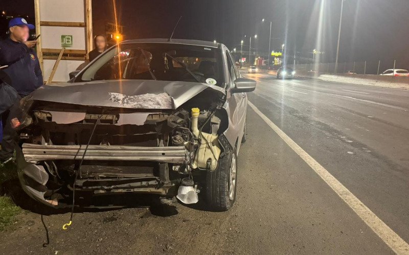 BR-116: Motorista fica ferida após colidir carro contra mureta central da rodovia