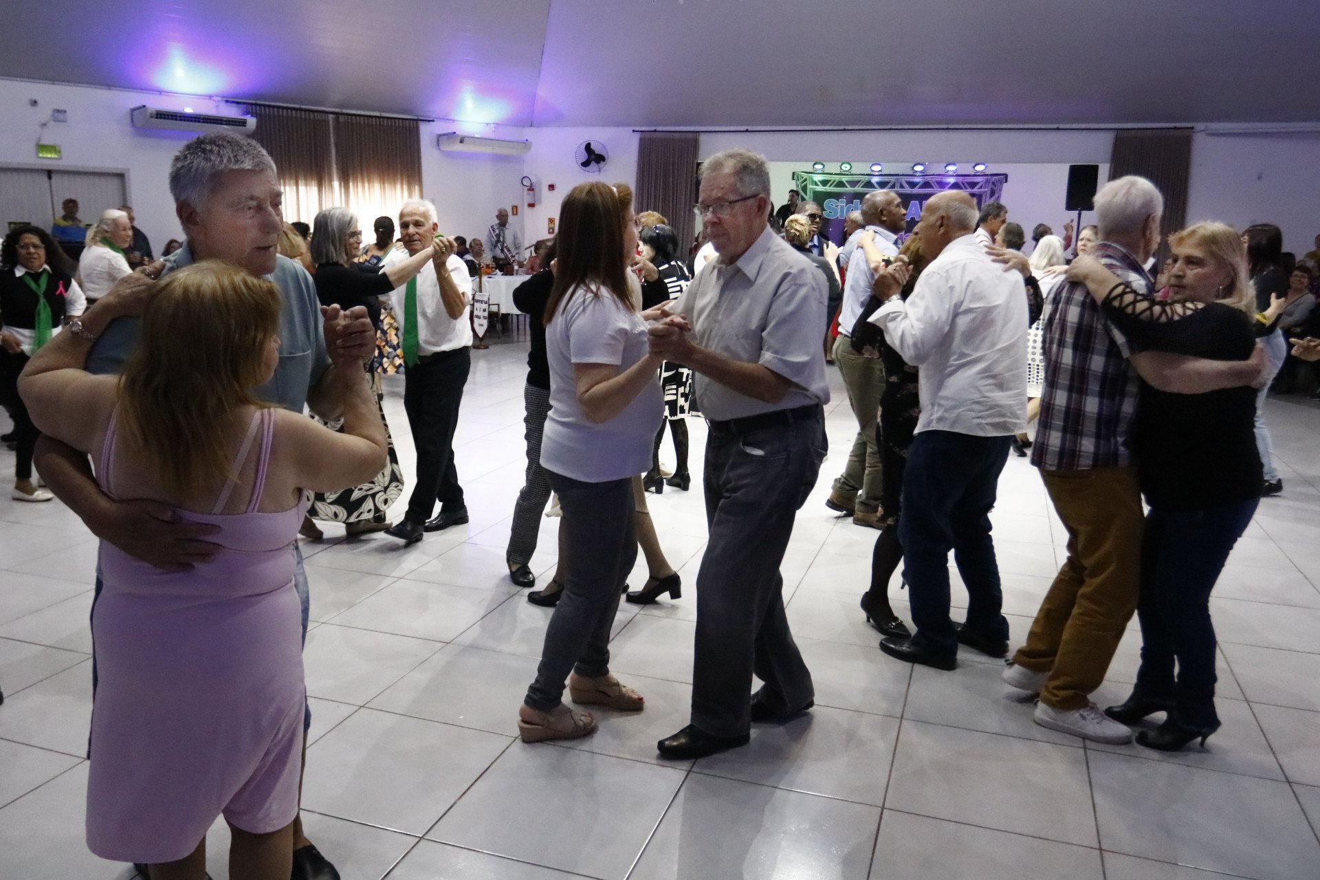 Com muita música, pastel e refri, Baile dos Idosos reúne 300 pessoas em Canoas