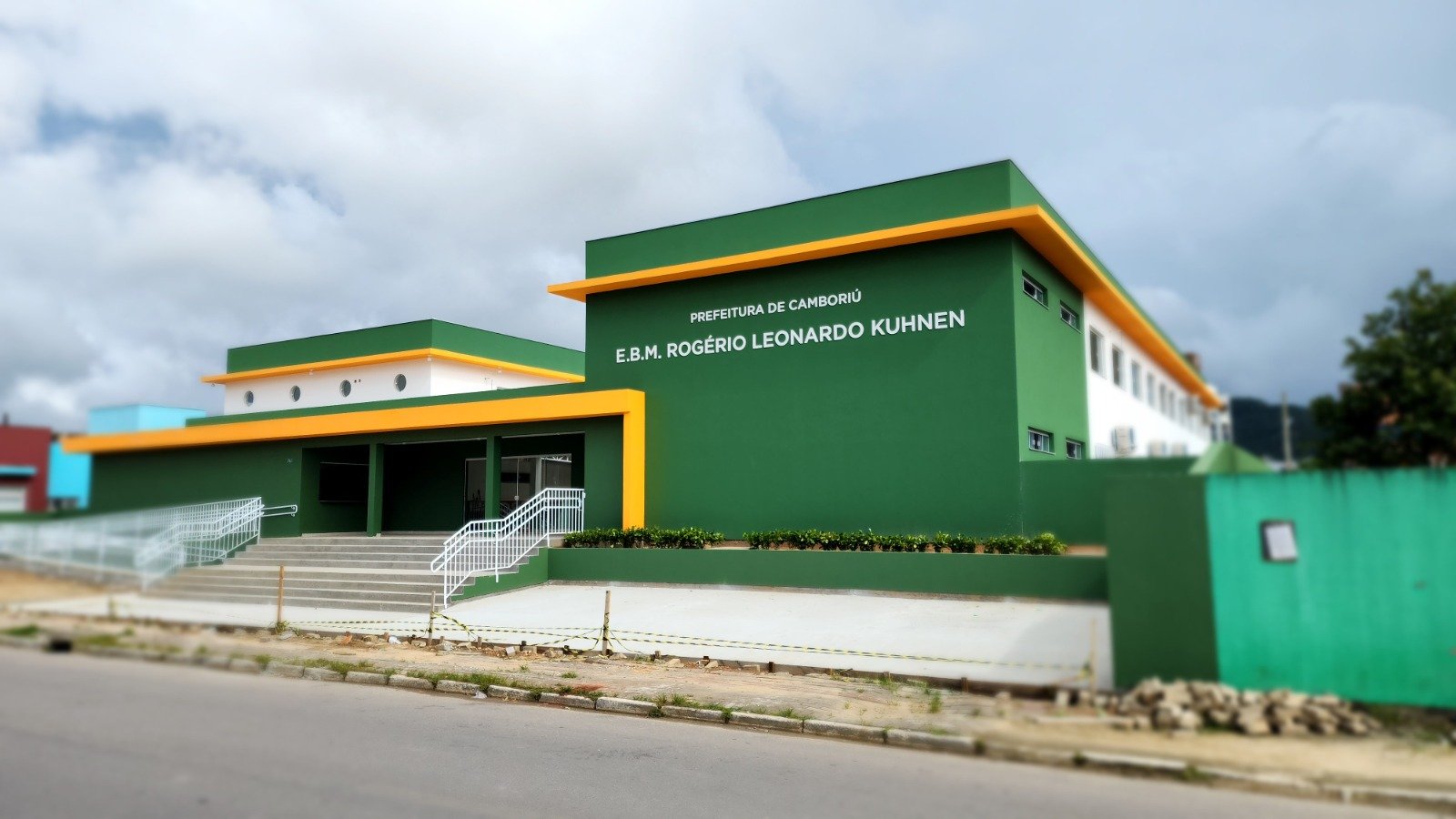 Adolescente esfaqueia aluno de 12 anos na saída de escola em Santa Catarina