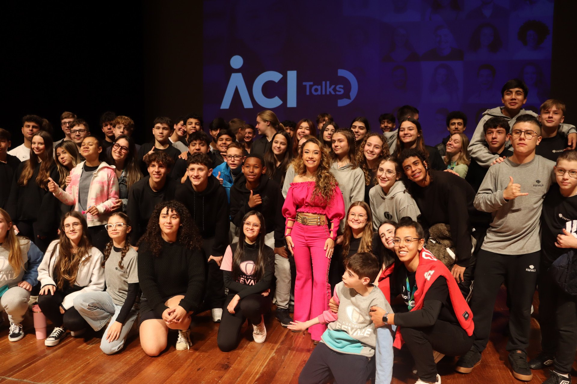 VÍDEO: Luiza Barbosa fala sobre carreira e dá show para alunos no Teatro Feevale
