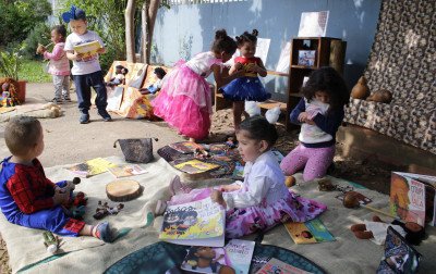 Afroteca itinerante encanta crianças na Emei Irmã Valéria