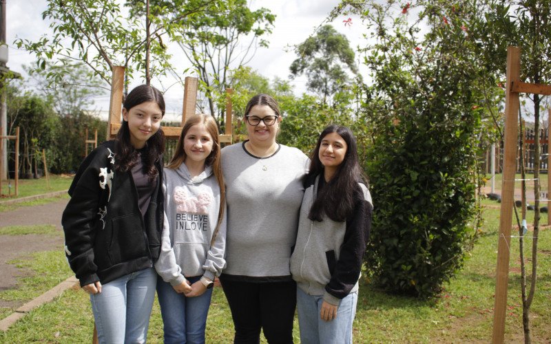 As alunas Isabela, Lívia e Maria com a profe Sheila | abc+