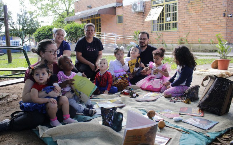 Biblioteca afrocentrada e itinerante na escola | abc+