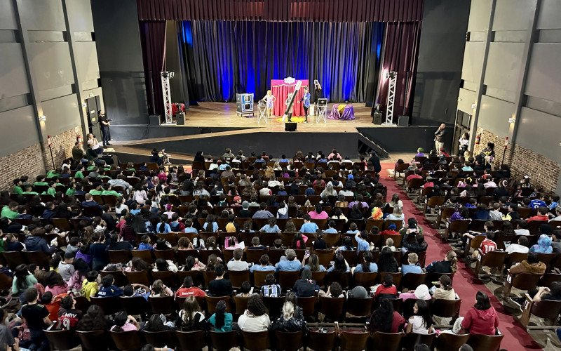Crianças prestigiam show de mágica em Canela