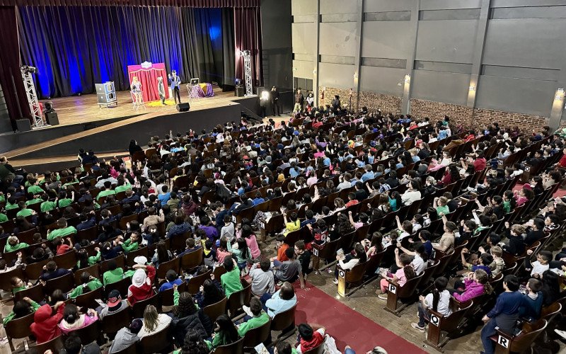Crianças prestigiam show de mágica em Canela