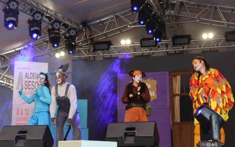 Grupo Leva Eu apresentou a peça Os Saltimbancos 