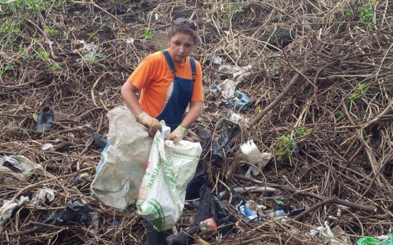 Moradores estenderam faixas cobrando melhorias e fizeram mutirões de limpeza no entorno do viaduto Ayrton Senna | abc+