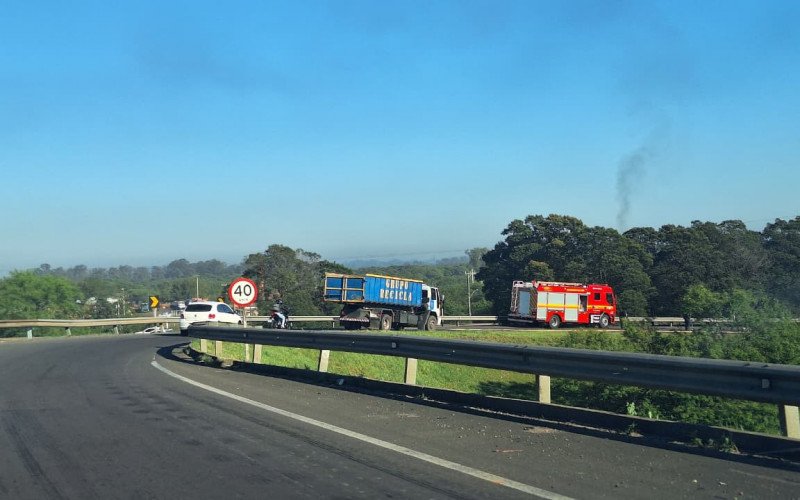 RS-118: Óleo na pista provoca queda e deixa motociclista ferida em Sapucaia do Sul