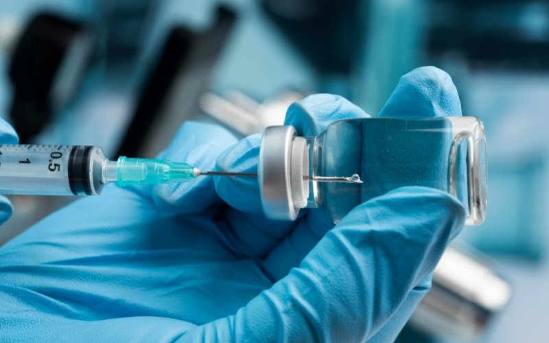 Anvisa suspende anestésico ao encontrar inseto não identificado em frasco e interdita antibiótico