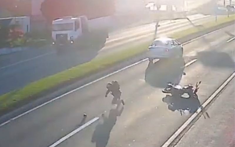 Imagem mostra motociclista ao cair de moto na RS-240 | abc+