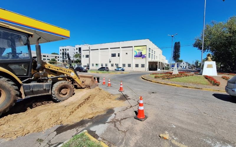 Vazamento de água provoca interdição de avenida no centro de Estância Velha | abc+