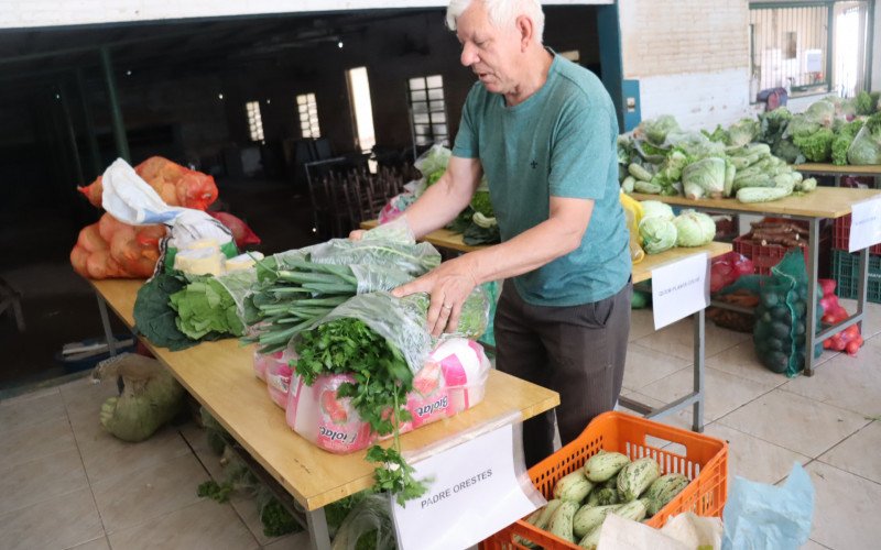 Entrega de alimentos da Conab em São Leopoldo - Pedro buscou produtos para sua cozinha social