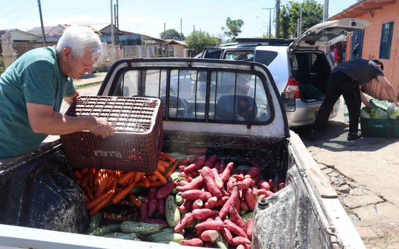 Entrega de alimentos da Conab em São Leopoldo - Pedro buscou produtos para sua cozinha social