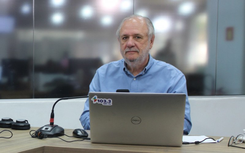 Rossetto durante entrevista à Rádio ABC sobre a qualidade do serviço de energia no Rio Grande do Sul. | abc+