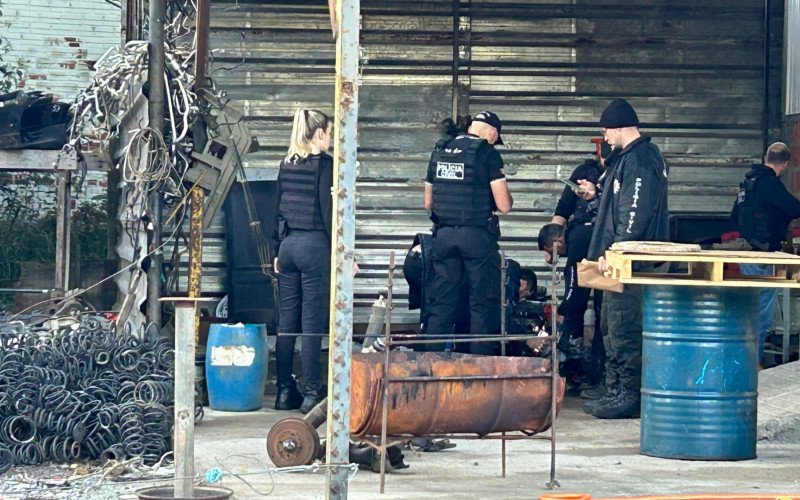 Grupo simulava roubos de carros locados: Centro de desmanche e empresa de reboques são investigados no Vale do Sinos