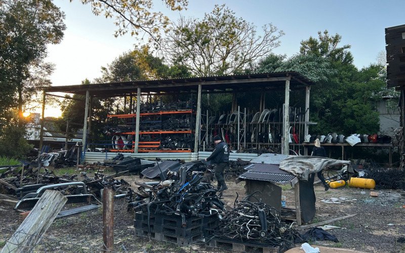 Grupo simulava roubos de carros locados: Centro de desmanche e empresa de reboques são investigados no Vale do Sinos