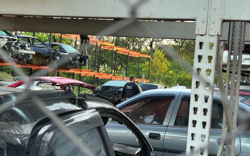 Grupo simulava roubos de carros locados: Centro de desmanche e empresa de reboques são investigados no Vale do Sinos