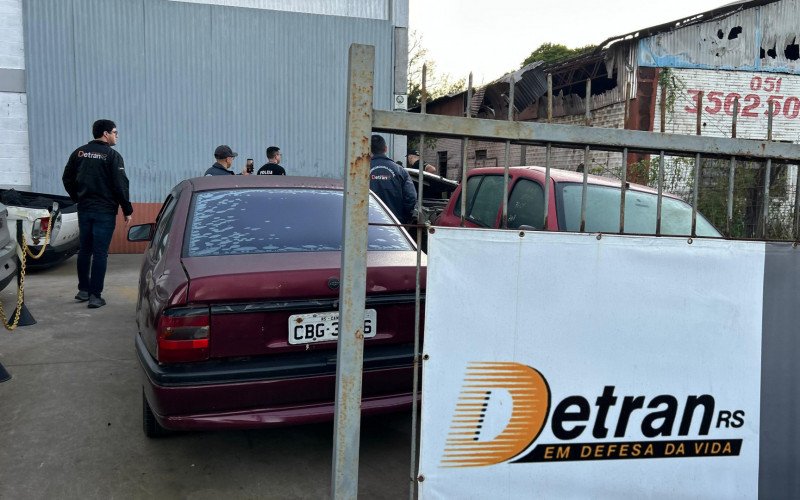 Grupo simulava roubos de carros locados: Centro de desmanche e empresa de reboques são investigados no Vale do Sinos