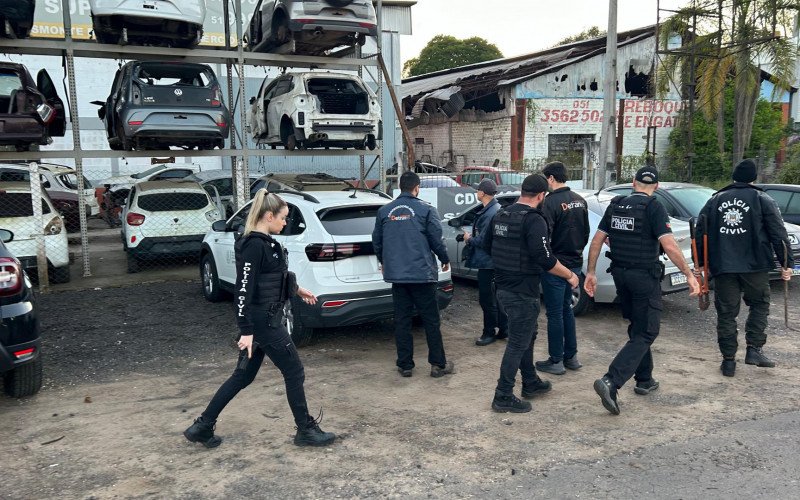 Grupo simulava roubos de carros locados: Centro de desmanche e empresa de reboques são investigados no Vale do Sinos