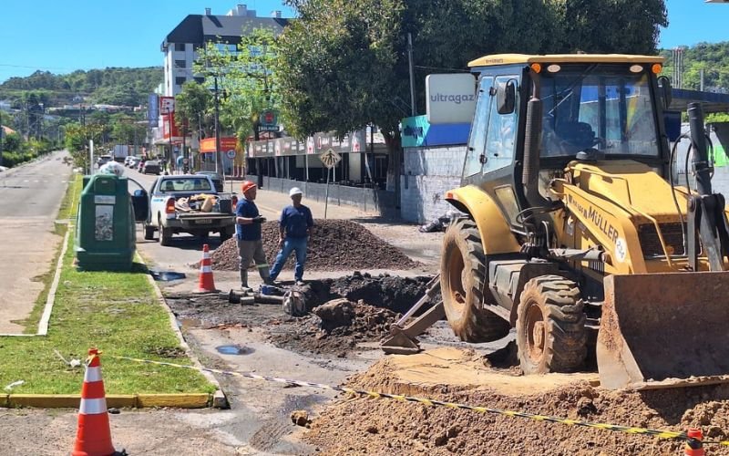 Buraco se abre no meio de avenida e causa bloqueio do trânsito