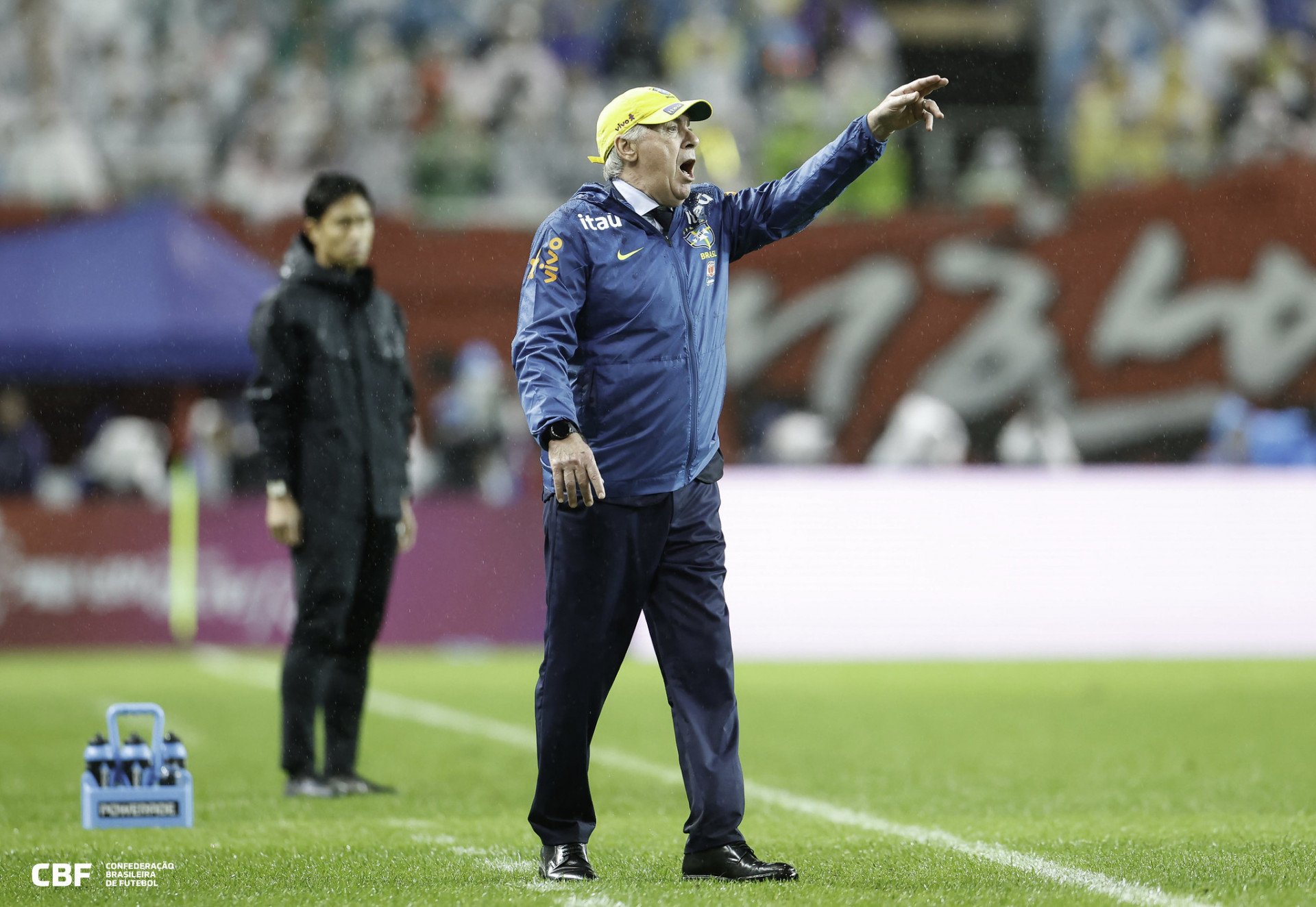 Ancelotti elogia jogo "completo", celebra quarteto flutuante, mas avisa: "Teremos variações"