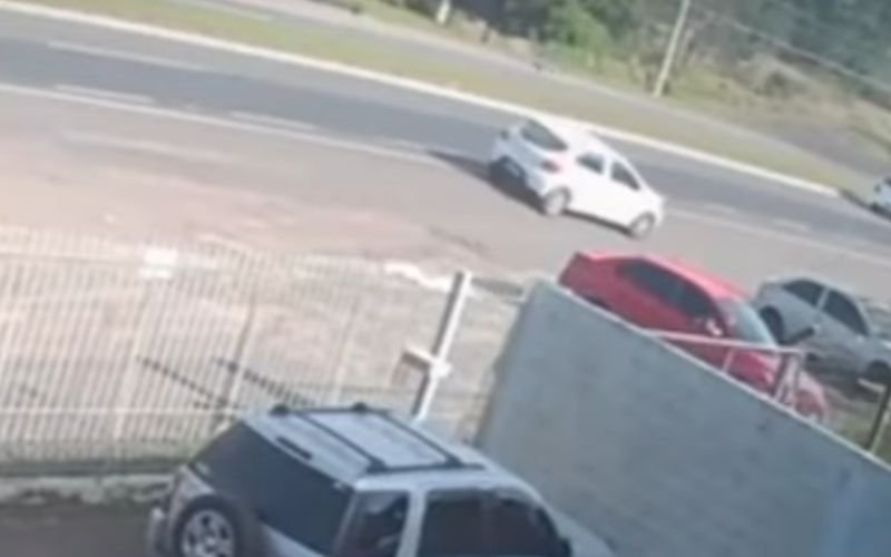 Carro dado como roubado entra em desmanche da região e nunca mais sai; imagens fazem parte de investigação da Polícia Civil