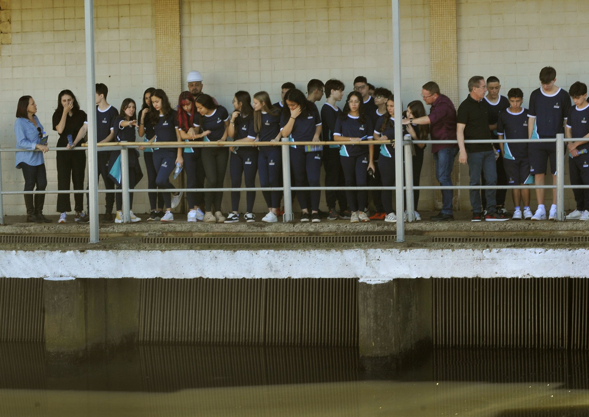 Estudantes visitam Casa de Bombas 6 e dique que está em construção em Canoas