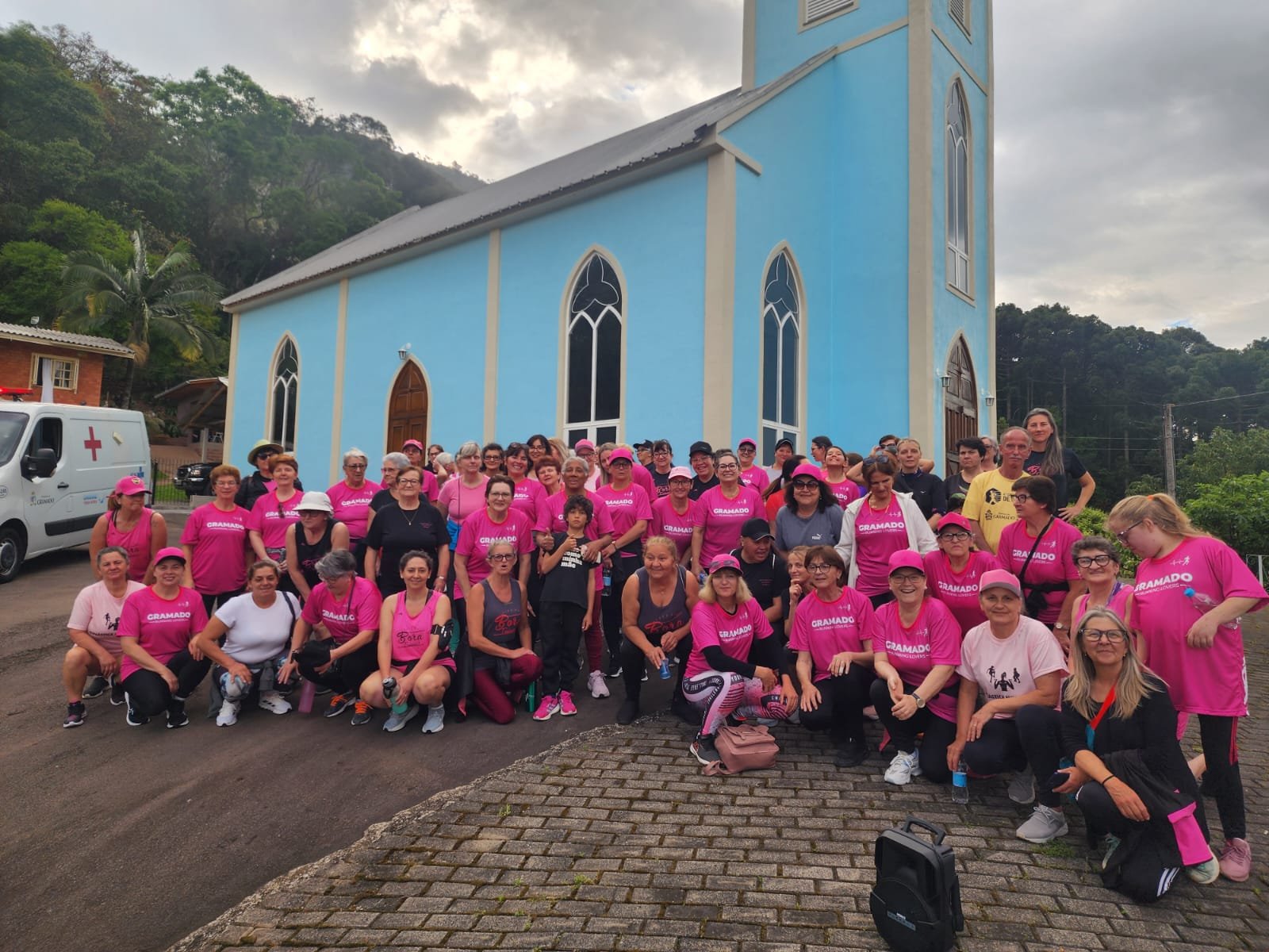 Mais de 100 mulheres de projeto participam de caminhada pelo Outubro Rosa no interior de Gramado
