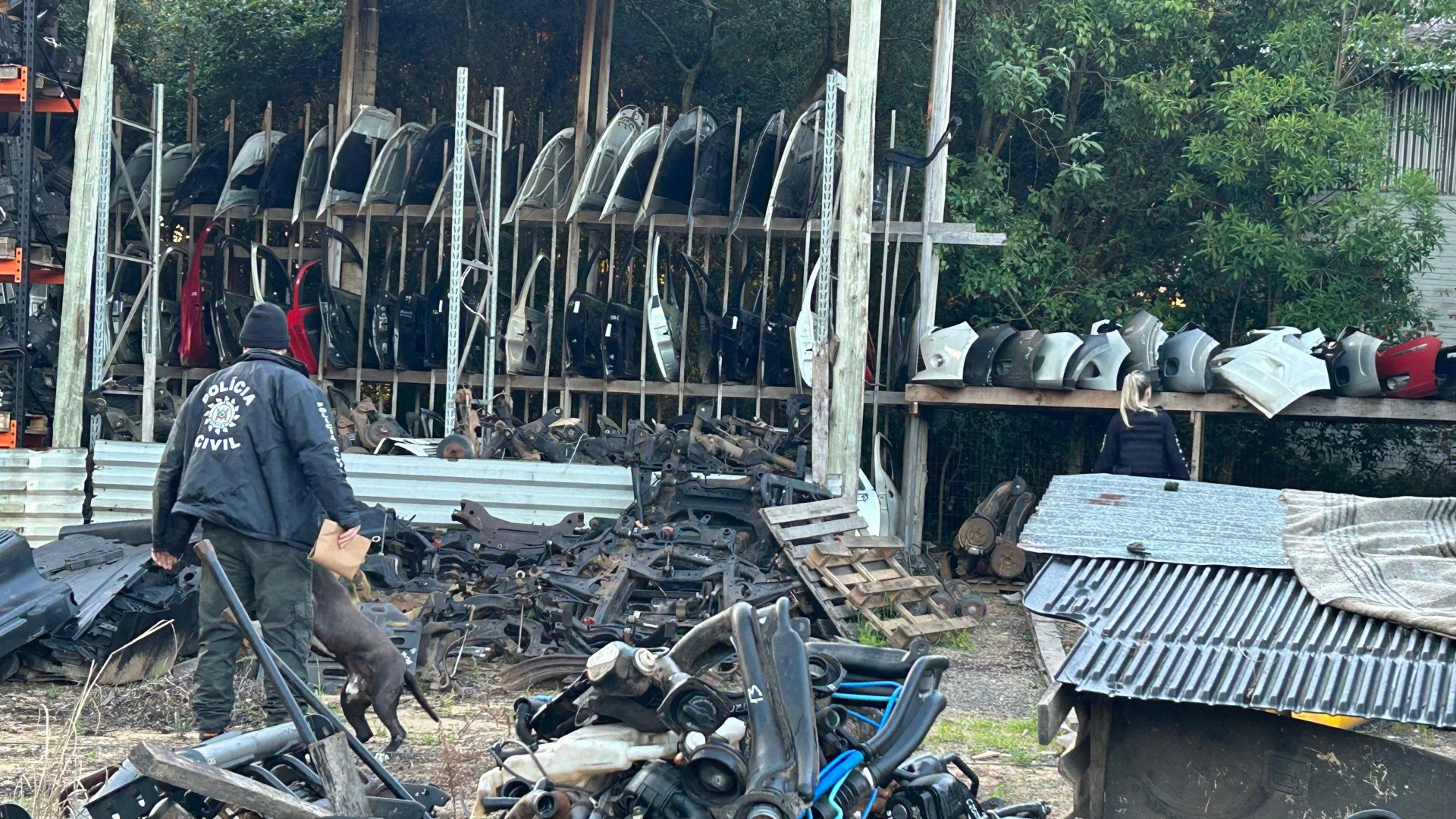 Grupo simulava roubos de carros locados: Centro de desmanche e empresa de reboques são investigados no Vale do Sinos