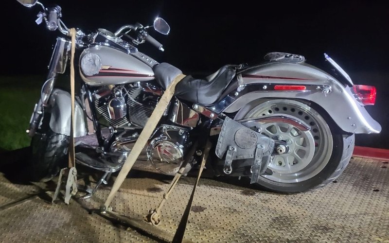 Moto avaliada em cerca de R$ 50 mil foi apreendida após piloto não concordar em assoprar o bafômetro | abc+