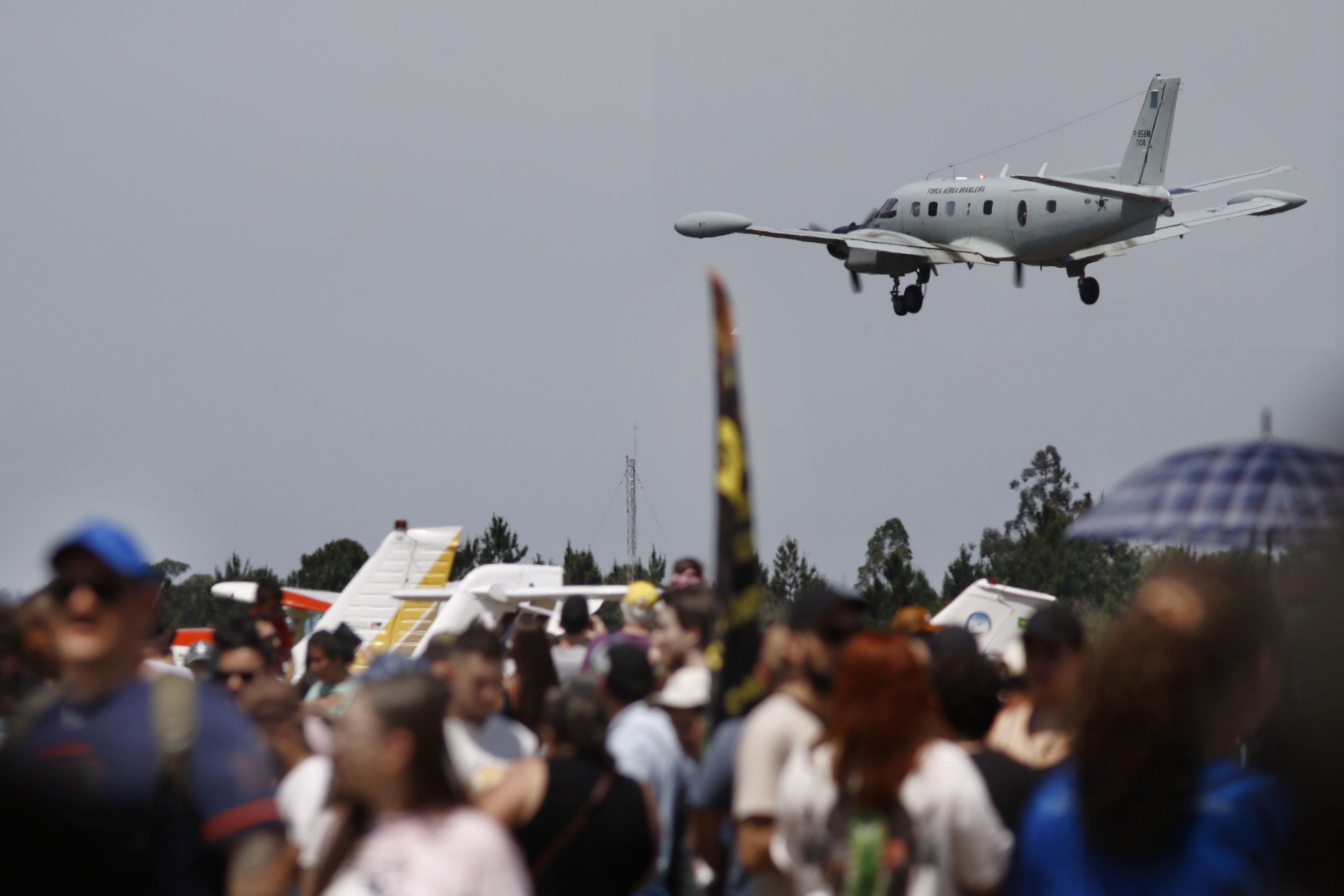 EXPOAER 2025: Caça e Lamborghini disputam corrida inédita na Base Aérea de Canoas e animam o público; veja vídeo