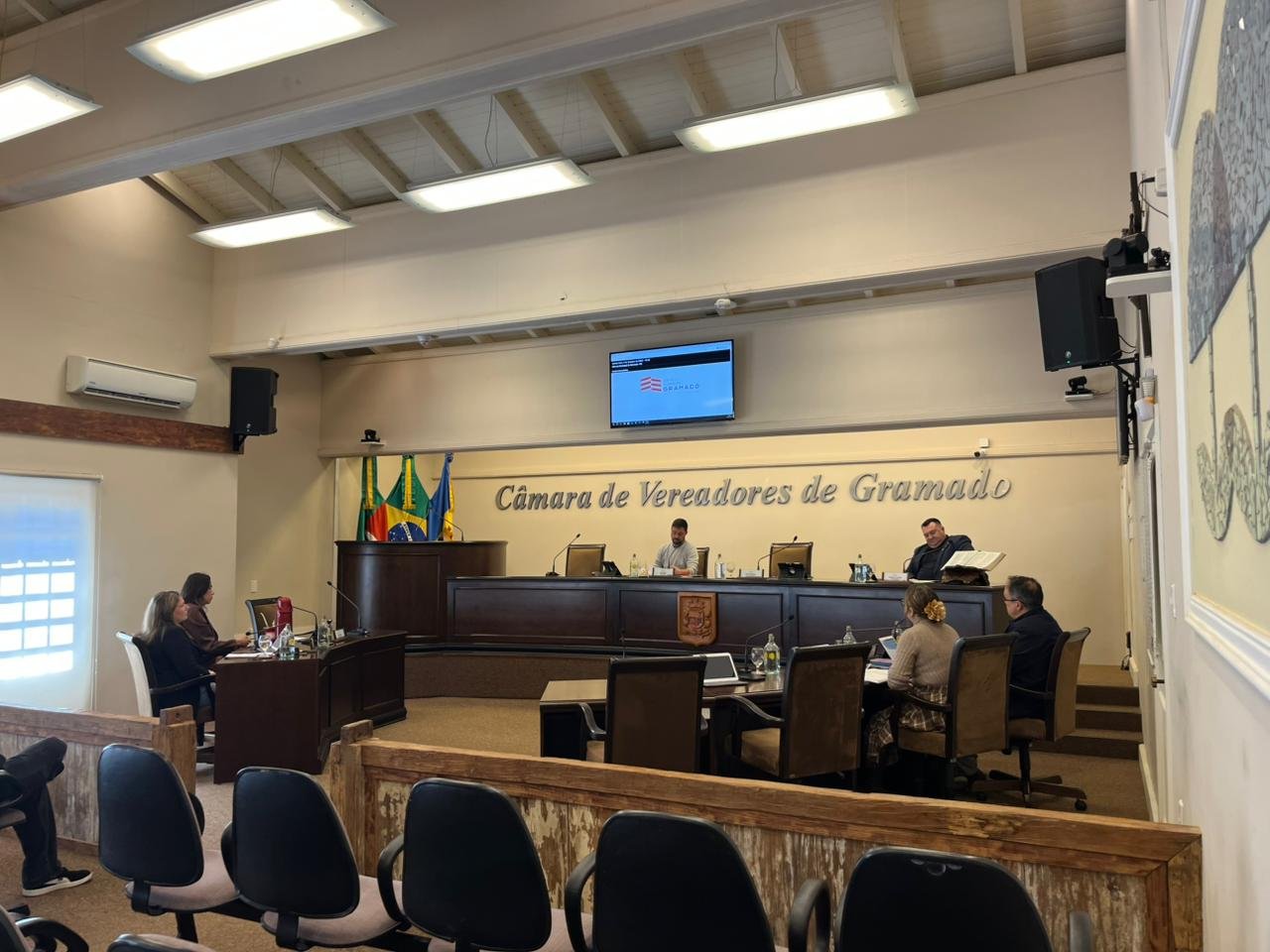 Reviravolta jurídica na Câmara de Gramado altera resultado da votação de persona non grata contra Peninha; entenda