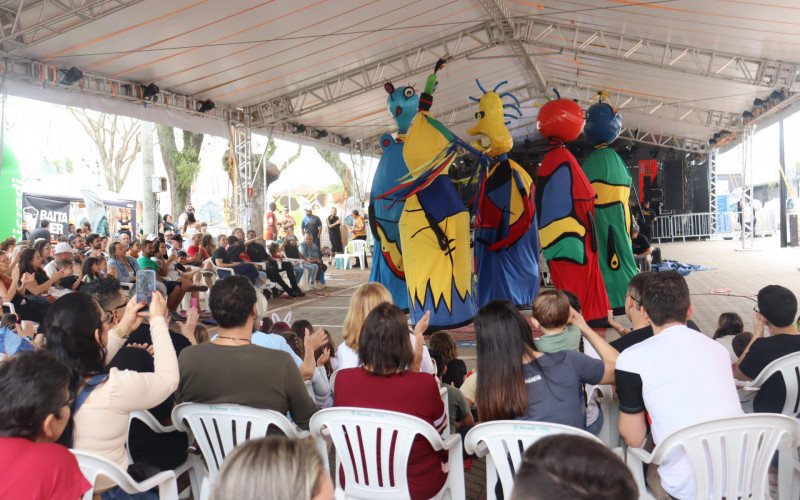 Atrações do domingo na Aldeia Sesc Capilé - espetáculo teatral de bonecos gigantes "MIRA", do Grupo De Pernas Pro Ar
