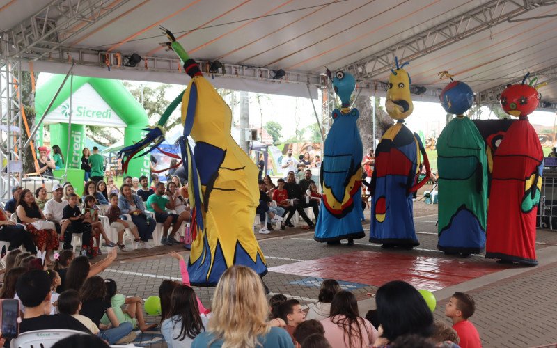 Atrações do domingo na Aldeia Sesc Capilé - espetáculo teatral de bonecos gigantes "MIRA", do Grupo De Pernas Pro Ar