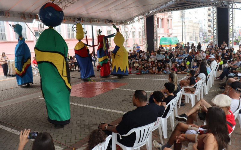 Atrações do domingo na Aldeia Sesc Capilé - espetáculo teatral de bonecos gigantes "MIRA", do Grupo De Pernas Pro Ar