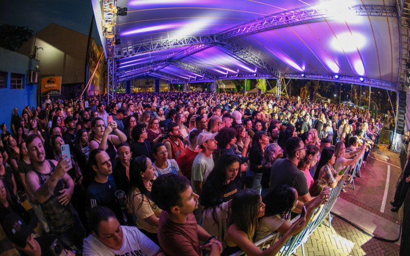 Milhares prestigiaram show da Banda Maneva ontem