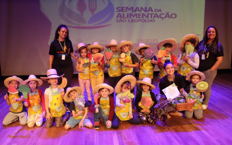 Abertura da Semana da Alimentação Saudável 2025 em São Leopoldo - apresentação de crianças do Centro Medianeira