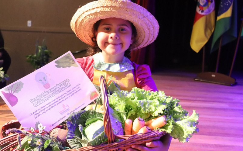 Rafaela mostrou verduras colhidas por ela e os colegas no Centro Medianeira