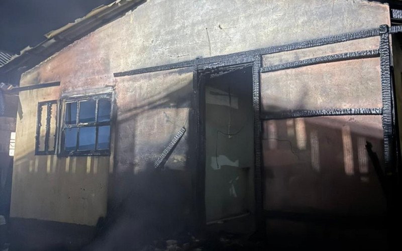 Incêndio atingiu duas casas no bairro São Lucas, em Canela