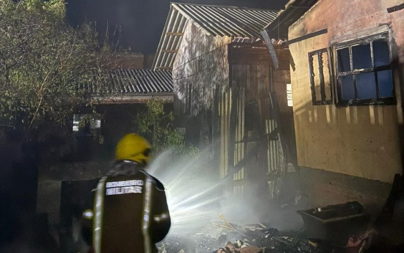 Incêndio atingiu duas casas no bairro São Lucas, em Canela