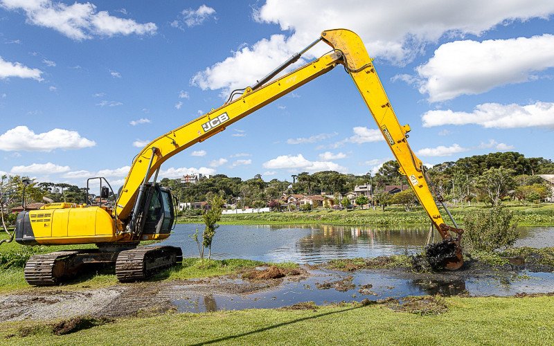 Prefeitura inicia limpeza da lâmina d’água e vegetações do Parque do Lago