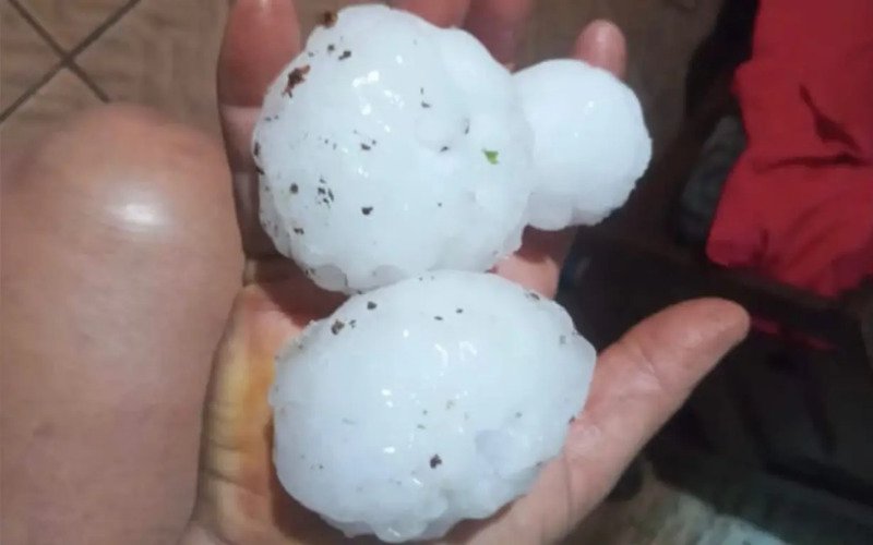 Vendavais e granizo grande deixam rastro de destruição no RS