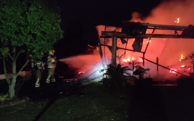 VÍDEO: Casa e galpão de chácara são totalmente destruídos por incêndio no Vale do Sinos